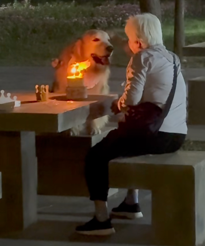 คุณยายฉลองวันเกิดให้ตูบ แววตาเต็มไปด้วยความรัก